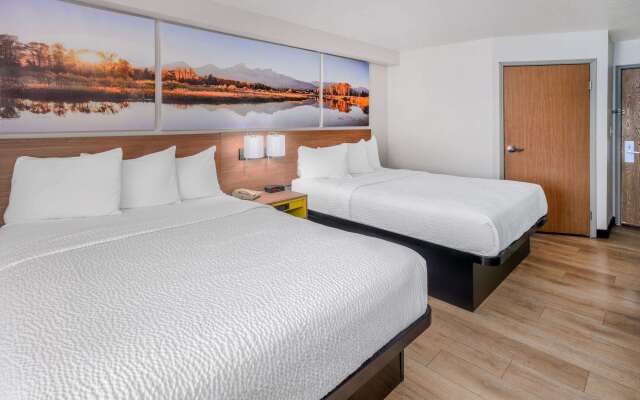 Days Inn & Suites by Wyndham Greeley