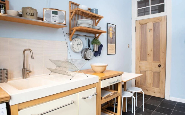 Charming 2-bedroom apt in the Heart of West End