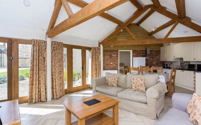 Classic Cotswolds Home near Littleworth