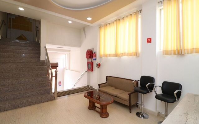 OYO 13406 Hotel Golden Leaf