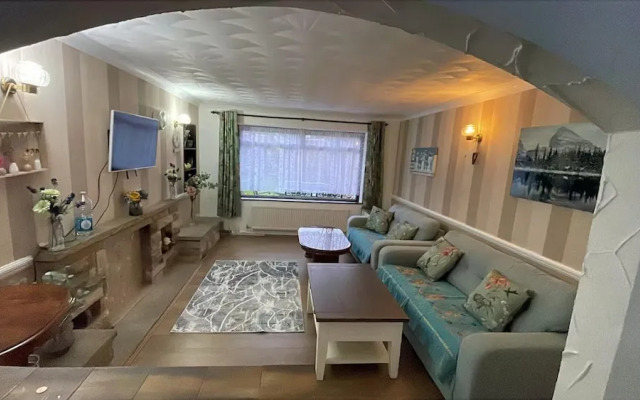 Charming Basildon House With 3 Bedroom Near Town