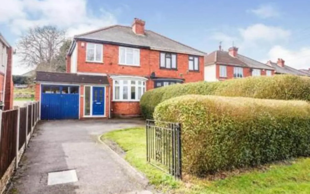 Impeccable 4-bed House in Bilston