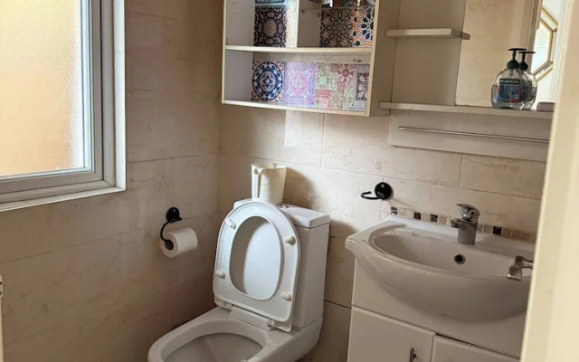 Serene Uxbridge Retreat With Central Heating & Free Parking