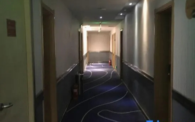 Yiwen Zhixing Fashion Hotel