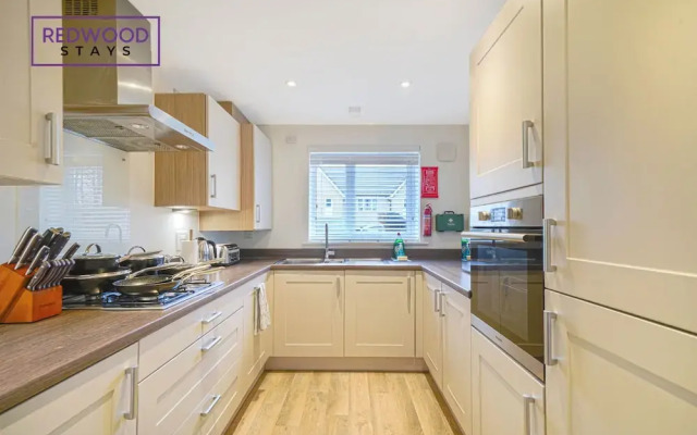 Woolhampton Drive House By REDWOOD STAYS