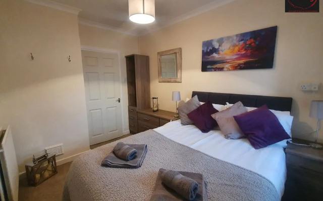 Two Bedroom Apartment by Klass Living Serviced Accommodation Airdrie - Nicol Apartment With WiFi & Parking