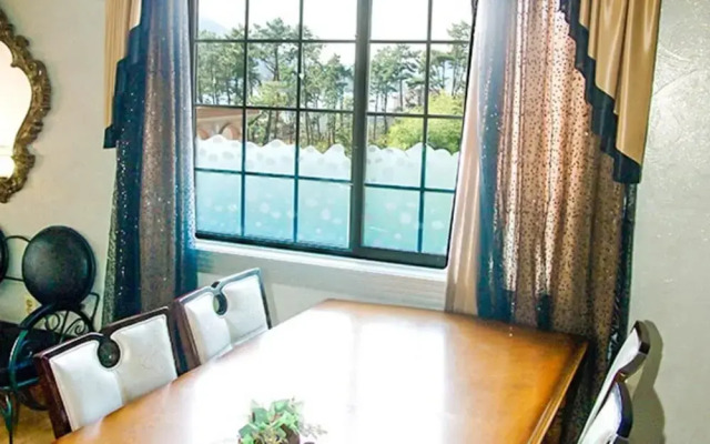 Geojedo Santa Monica Pension