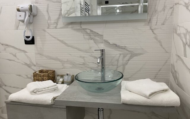 Gatto Bianco Le Mura