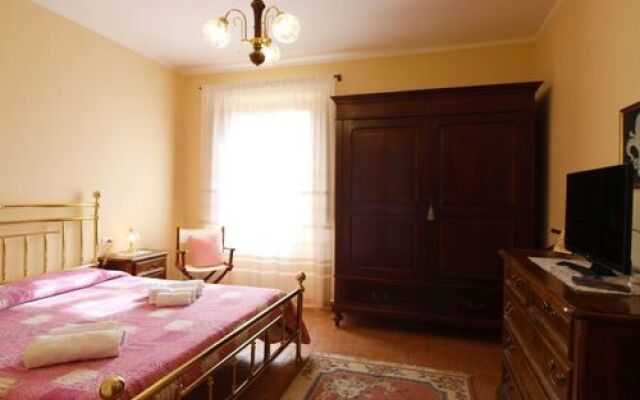 Stunning Private Villa for 4 Guests With Wifi, Private Pool, TV, Veranda, Pets Allowed and Parking