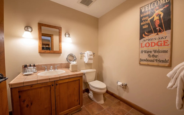 Comfortable Studio Efficiency Unit With Balcony Over Mountaineer Square Condo - No Cleaning Fee! by RedAwning