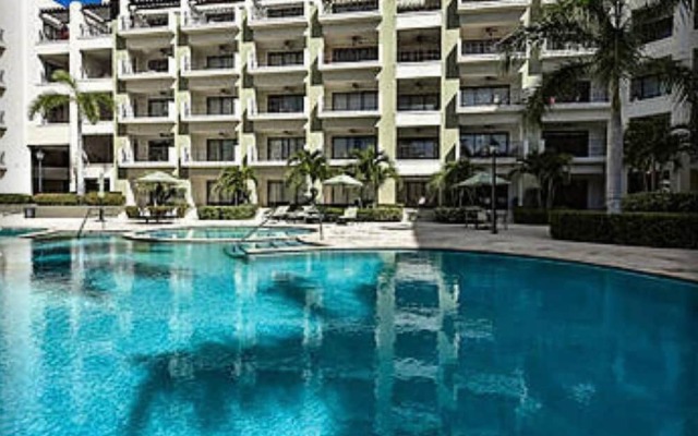 2BR 2BA Condo GYM Pool BBQ