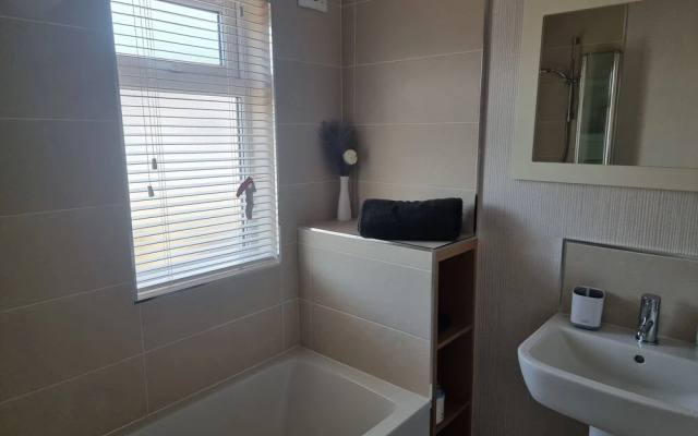 Remarkable 2-bed Luxury Lodge in Routh With Hottub