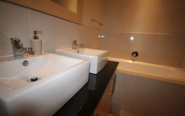 Manhattan Towers 507 by CTHA