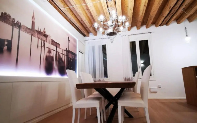 Deluxe 3 Bedrooom Flat in Rialto