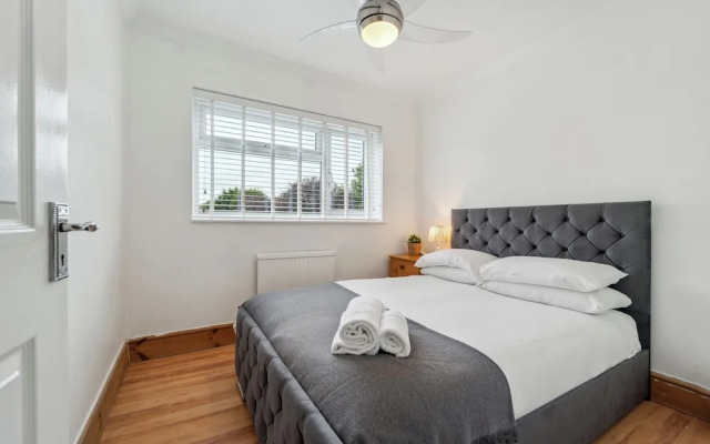 Spacious Home - Sleeps 10 - Free Parking - Pets
