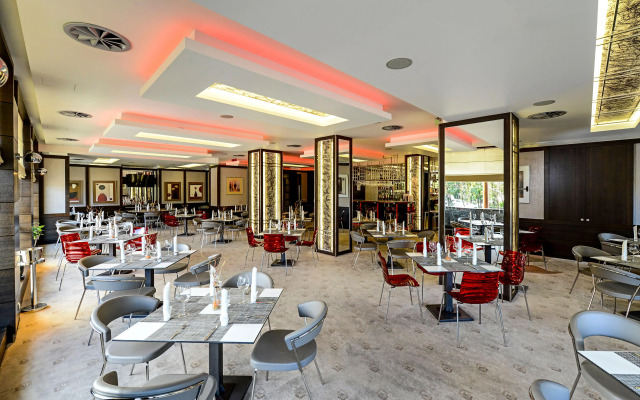 Rosslyn Central Park Hotel