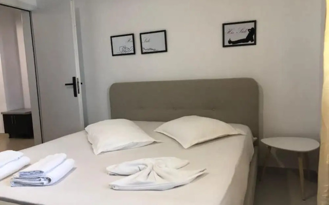Tirent Apartment - Comfortable 1-Bedroom Stay in Fresku