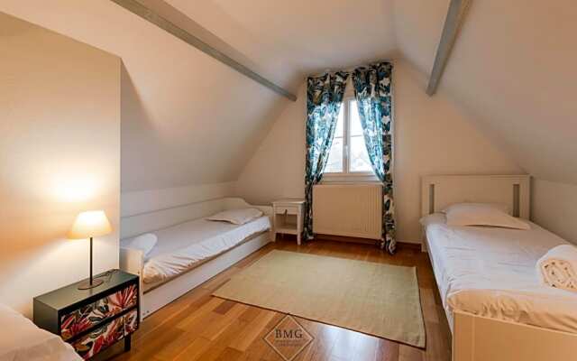 Pool house in Disneyland BMYGUEST