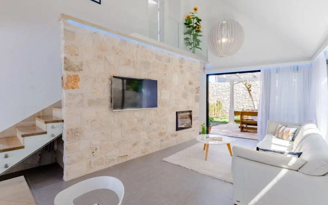 Villa Stone Pearl - Two Bedroom Holiday House With Pool