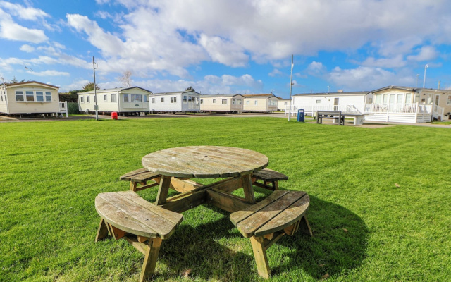 The Beachside Hideout - St Michaels and Browns Caravan Park