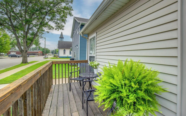 Home Near Kinnick, UI Health & Amish Country
