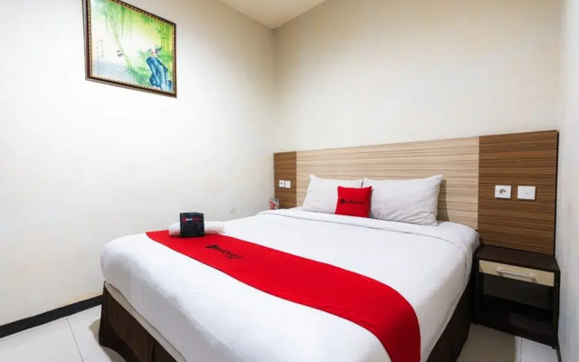 Reddoorz Plus Near Karebosi Area 3