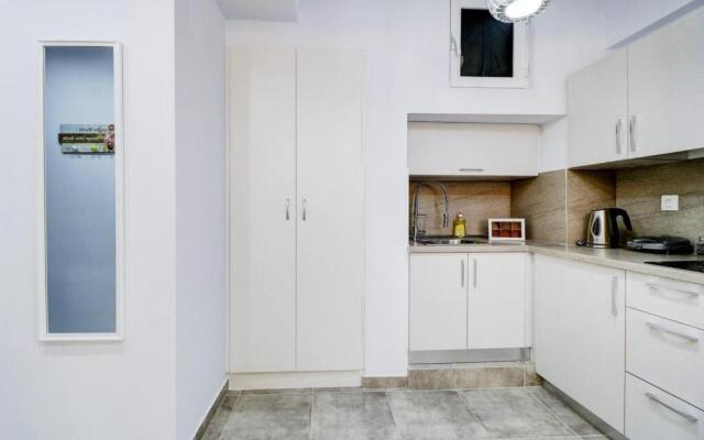 Green-Lux studio 2' from metro Petralona