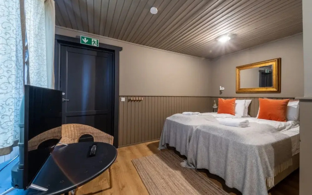 Riverfront Lodge