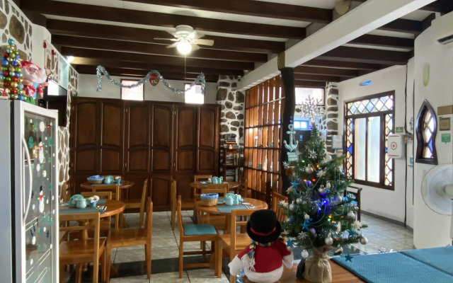 Maidith White Cove Hotel