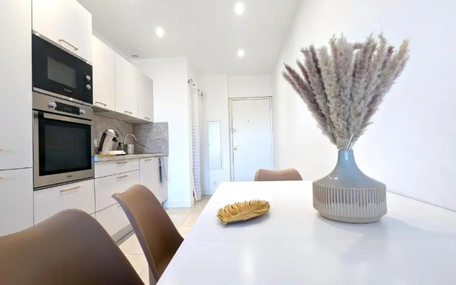 Superb apartment with sea view, 200m from beach