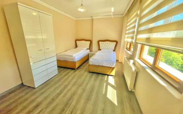 Lustra Garden Suite