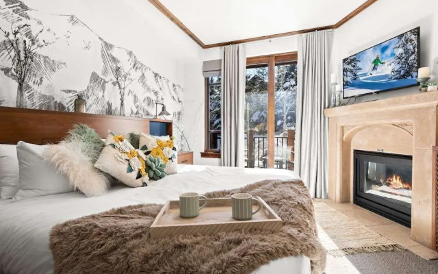 Calming Canyons Ski-in/ski-out Luxe Penthouse