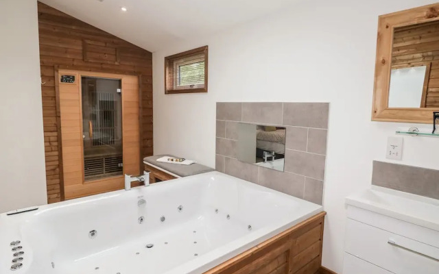 2 Meadow Retreat