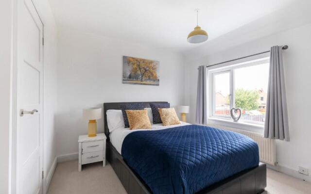 Modern Three Bedroom Home in Gloucester with Hot Tub