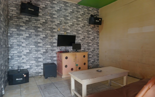Hotel O Wisma Melyro Syariah Near Yamaha - Thamrin Brothers Cabang Muara Dua – Guest Rooms – Muaradua