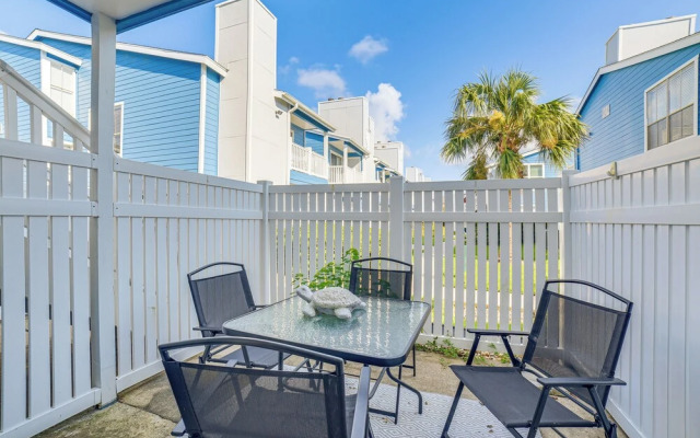 1/4 Mi to Seawall: Relaxing Galveston Condo!