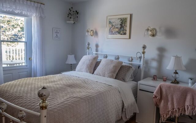 Une Fleur au Bord de l'Eau