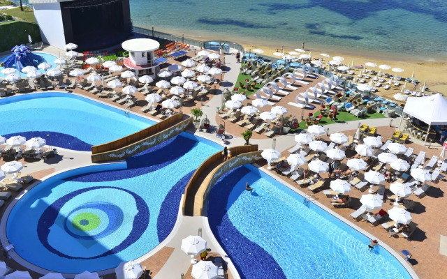 Azura Deluxe Resort & Spa