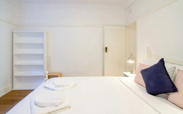 Two Bedroom Apartment in Mosman With Harbour Views