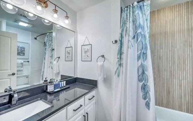 Luxurious Riverfront Condo Just 1 Blk to Schlitterbahn!