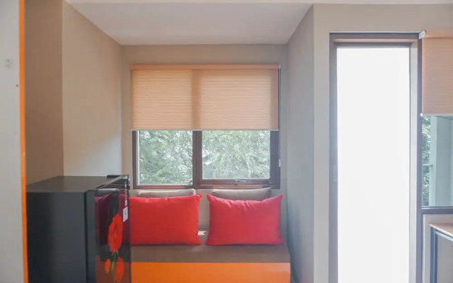 Cozy Studio Apartment At Gateway Park Lrt City Bekasi