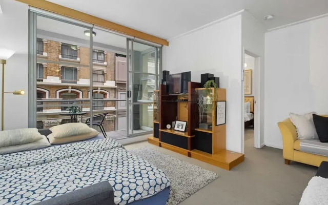 Bright & Spacious Stay for 6 Near Darling Harbour
