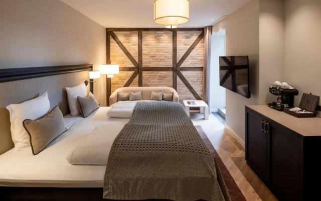 Ascot Hotel & Apartments
