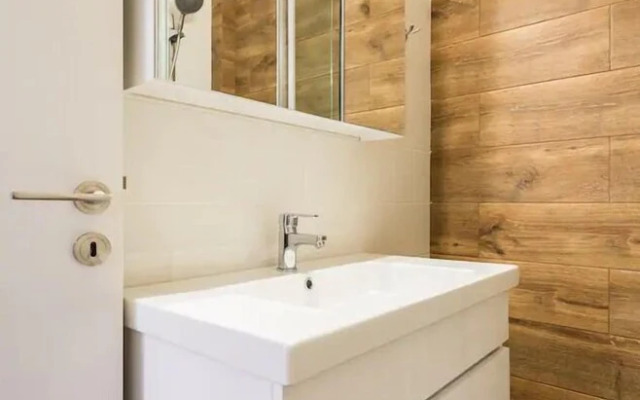 2 bedroom apartment near the Metro