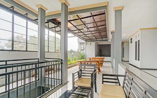 OYO 90396 The Halona Villa Batu