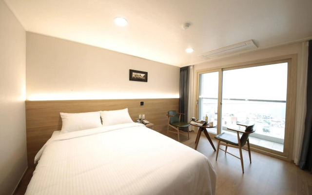 Harbor Hotel