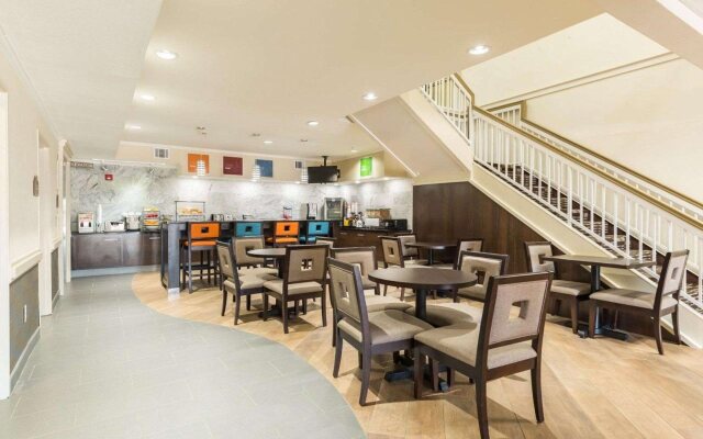 Econo Lodge Inn & Suites East