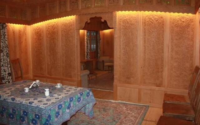 Khilona Group of Houseboats