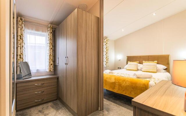 Lakeside View Lodge with Hot Tub