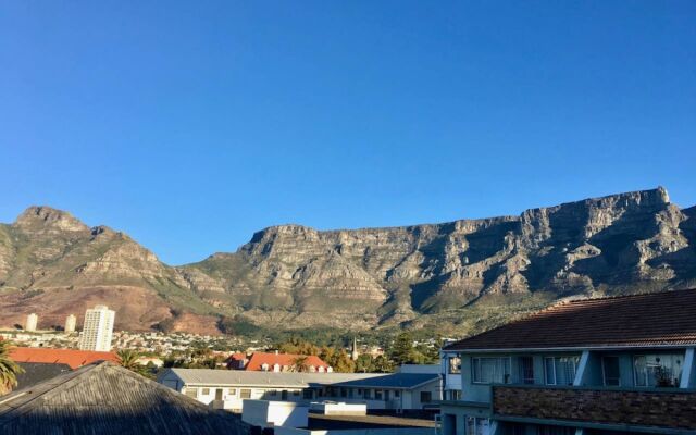 Cape Town Apartment With Dazzling Mountain View